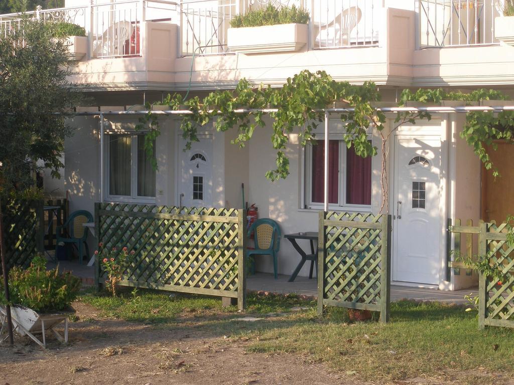 Golden Sun Apartment Ровиес Екстериор снимка